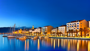 Split Riva bei Blauer Stunde mit Marina, Altstadt und Premium-Apartments an der Adria