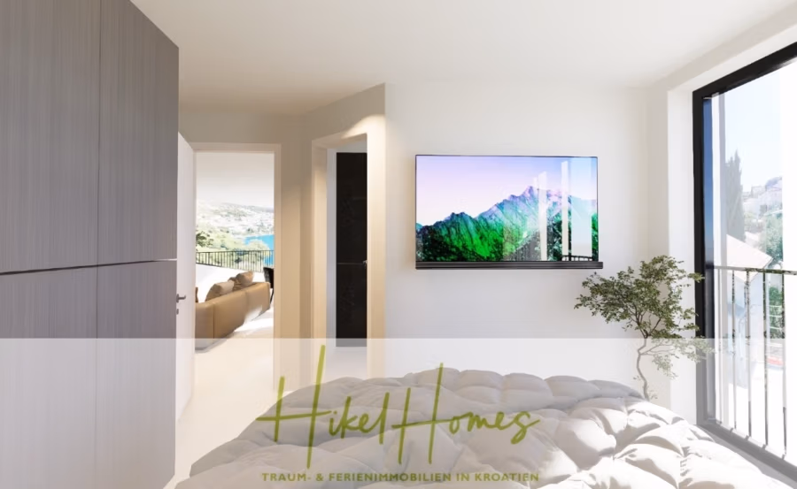 Luxus Meerblick 77m² Ensemble mit 2 Schlafzimmern, Terrasse und Südausrichtung - Helles Schlafzimmer mit weichem Bett, an der Wand montiertem Fernseher und Blick in die Natur durch ein großes Fenster. Eine teilweise geöffnete Tür führt in den Wohnbereich mit Balkon. Unten steht der Text „Hikel Homes Traum- & Ferienimmobilien in Kroatien“. (41708)