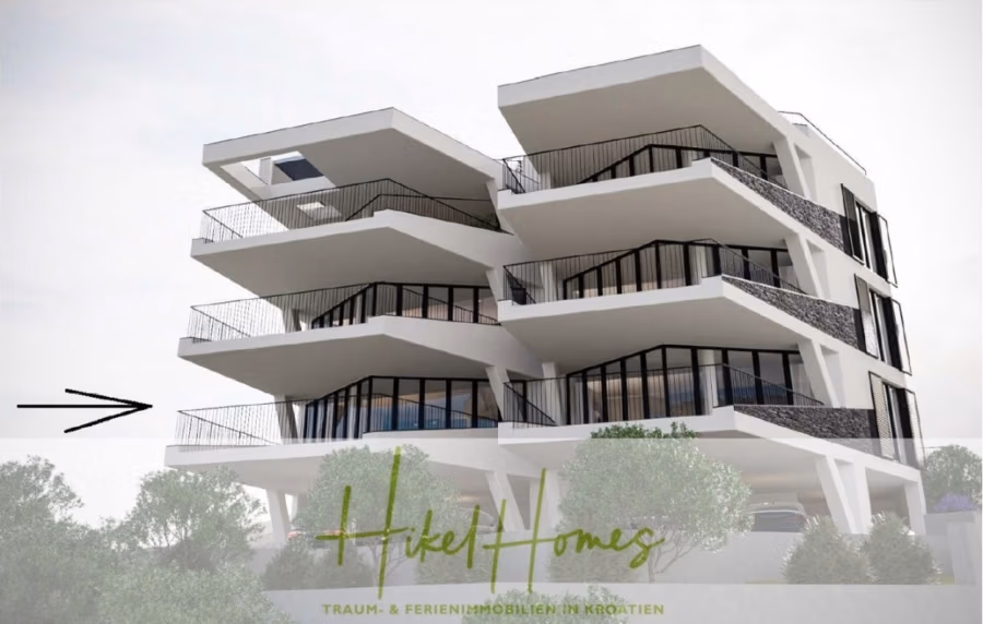 Luxus Meerblick 77m² Ensemble mit 2 Schlafzimmern, Terrasse und Südausrichtung - Ein modernes dreistöckiges Gebäude mit großen Balkonen mit Glasfront und schwarzem Geländer. Das Gebäude zeichnet sich durch versetzte Stockwerke und eine Mischung aus weißen und steinstrukturierten Wänden aus. Umgeben von Grünflächen weist ein Pfeil auf einen bestimmten Balkon. (41709)
