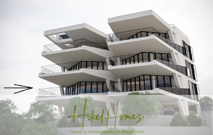 Luxus Meerblick 77m² Ensemble mit 2 Schlafzimmern, Terrasse und Südausrichtung - Modernes mehrstöckiges Wohngebäude mit großen Balkonen und Glasfenstern, umgeben von grünen Sträuchern. Das Logo "Hikel Homes" und der deutsche Text erscheinen am unteren Rand des Bildes. (45226)
