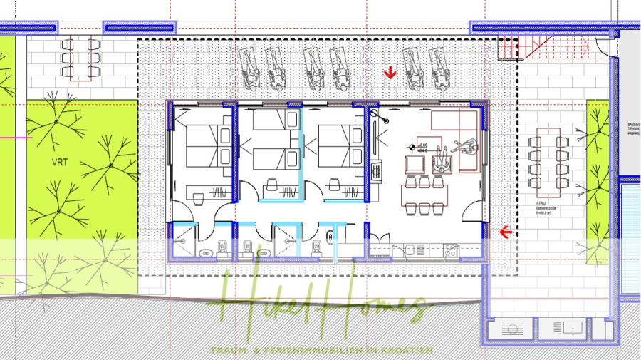 2 Meerblick Rohbau-Villen mit Haupt- und Gästehaus in absoluter privater Lage - Architektonischer Grundriss mit drei Schlafzimmern, einem zentralen Wohn-/Essbereich, einer Küche und Badezimmern. Im Außenbereich sind Grünflächen, Liegestühle und ein Esstisch zu sehen, und es sind Wege und Bäume eingezeichnet. (45442)