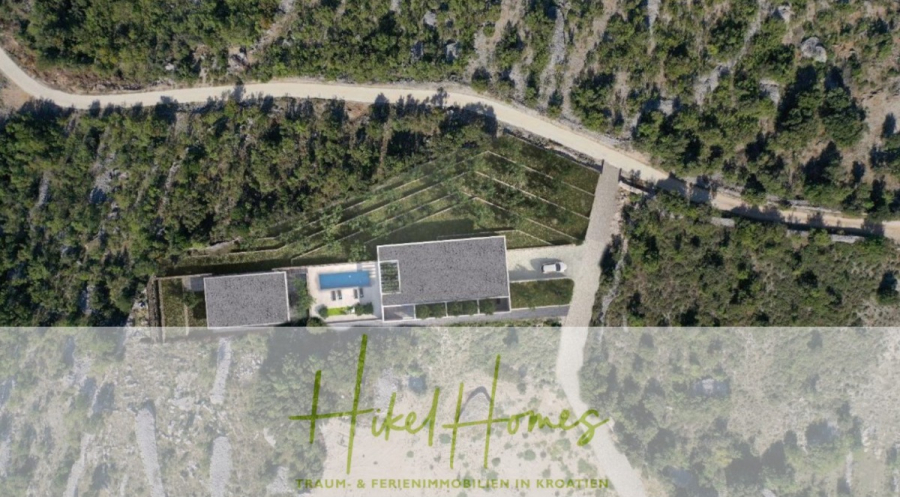 2 Meerblick Rohbau-Villen mit Haupt- und Gästehaus in absoluter privater Lage - Luftaufnahme einer modernen Villa in Hanglage mit Pool, umgeben von Grün und Bäumen, mit einer kurvenreichen Straße in der Nähe. Der Boden hat eine transparente Überlagerung mit dem Text "Hikel Homes Traum- & Ferienimmobilien in Kroatien. (45437)