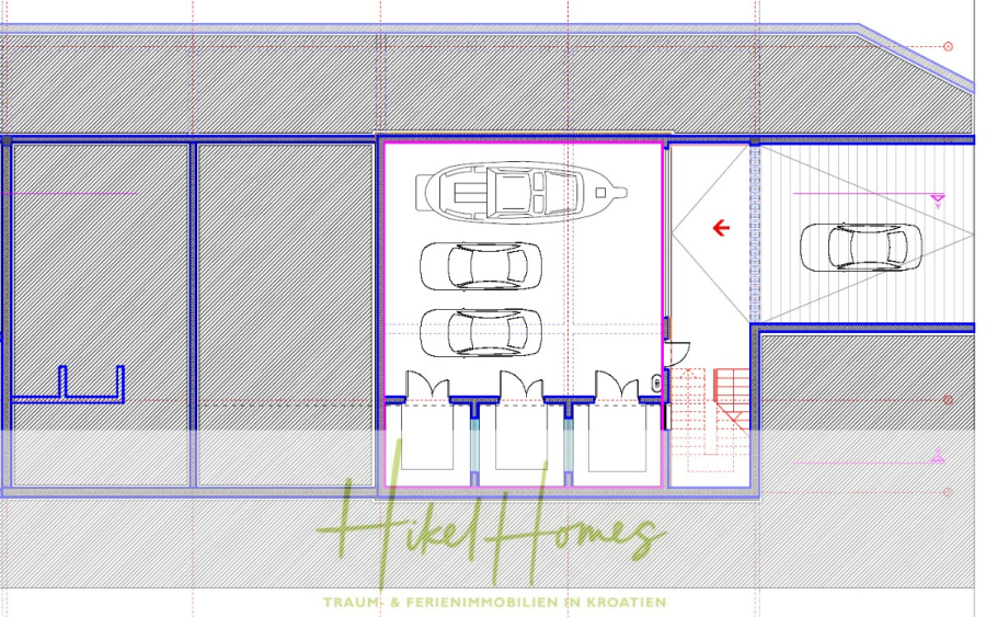 2 Meerblick Rohbau-Villen mit Haupt- und Gästehaus in absoluter privater Lage - Der architektonische Grundriss zeigt eine Garage mit drei geparkten Autos und einem weiteren Auto, das draußen auf einer Einfahrt geparkt ist. Eine Treppe und mehrere kleine Lagerräume sind ebenfalls zu sehen. "Hikel Homes" und deutscher Text erscheinen am unteren Rand. (45441)