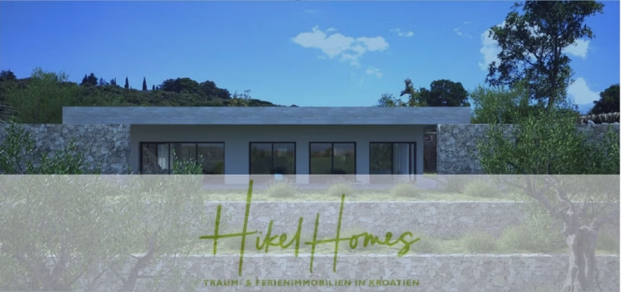 2 Meerblick Rohbau-Villen mit Haupt- und Gästehaus in absoluter privater Lage - Modernes, einstöckiges Haus mit Steinmauern und großen Glasfenstern, umgeben von Grün. Über dem Bild steht der Text: „Hikel Homes“ und „TRAUM & FERIENIMMOBILIEN IN KROATIEN“. Im Hintergrund sind blauer Himmel und Bäume zu sehen. (42499)