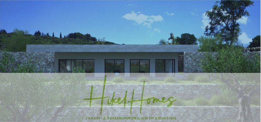 2 Meerblick Rohbau-Villen mit Haupt- und Gästehaus in absoluter privater Lage - Ein modernes, einstöckiges Steinhaus, umgeben von Olivenbäumen und Grünflächen unter einem strahlend blauen Himmel, mit dem Text "Hikel Homes - Traum- & Ferienimmobilien in Kroatien" am unteren Rand eingeblendet. (45434)