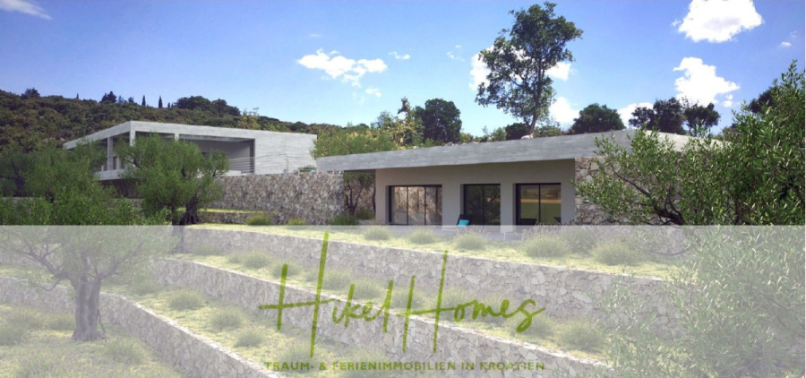 2 Meerblick Rohbau-Villen mit Haupt- und Gästehaus in absoluter privater Lage - Moderne Villen mit Flachdächern und großen Fenstern, umgeben von Bäumen und Grünflächen unter blauem Himmel, terrassenförmig angelegt. Der Schriftzug "Hikel Homes" und der deutsche Text sind am unteren Rand des Bildes eingeblendet. (45432)