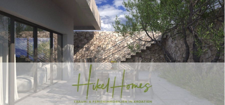 2 Meerblick Rohbau-Villen mit Haupt- und Gästehaus in absoluter privater Lage - Moderne Steinterrasse mit Sitzgelegenheiten im Freien, Glastüren, Steinmauer und Treppe, umgeben von Grün unter einem teilweise bewölkten Himmel. Der überlagerte Text lautet: "Hikel Homes Traum- & Ferienimmobilien in Kroatien. (45435)