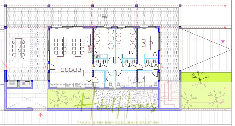 2 Meerblick Rohbau-Villen mit Haupt- und Gästehaus in absoluter privater Lage - Architektonische Grundrisszeichnung, die ein Gebäude mit mehreren Räumen, Tischen, Stühlen und Bäumen im Freien zeigt. Die Skizze enthält detaillierte Maße, Türen und Fenster, mit einigen grünen Landschaftselementen am unteren Rand. (45440)
