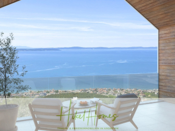 Moderne Terrasse mit zwei weißen Liegestühlen und einem kleinen Tisch mit Blick auf das atemberaubende blaue Meer, die Küstenstadt und die Berge in der Ferne, umrahmt von einem Holzüberhang und einem Glasgeländer. - Exklusive 380m² Meerblick & Luxus in absoluter Alleinlage mit Privatspähre + Pool, Sommerküche, …