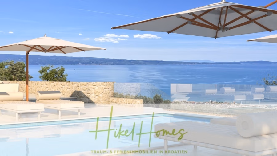 Exklusive 380m² Meerblick & Luxus in absoluter Alleinlage mit Privatspähre + Pool, Sommerküche, … - Luxuriöser Meerblick mit großen Sonnenschirmen und Liegen am Pool mit Blick auf das ruhige, blaue Meer. Die Szenerie vermittelt den Eindruck eines sonnigen, erholsamen Urlaubsortes. Der Schriftzug „Hikel Homes“ erscheint auf dem Pooldeck. (41899)