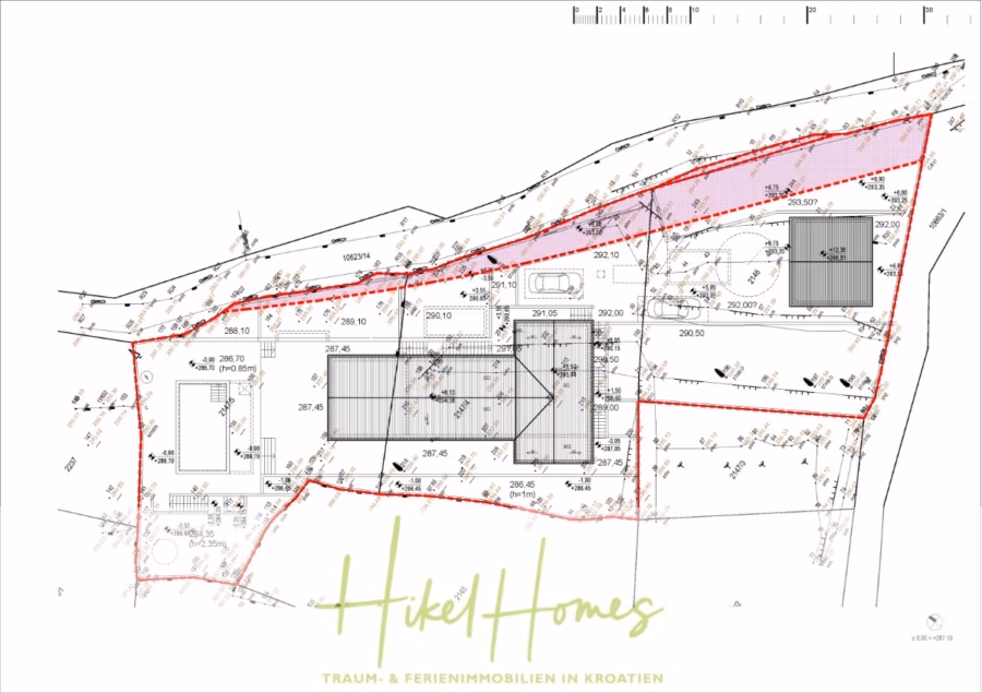 Exklusive 380m² Meerblick & Luxus in absoluter Alleinlage mit Privatspähre + Pool, Sommerküche, … - Architektonischer Lageplan für ein Anwesen in Kroatien mit Gebäudegrundrissen, Landschaftsdetails und rot hervorgehobenen Grenzlinien. Einschließlich Grundstücksmaßen, Wegen und Poolbereich. Unten steht der Text „Hikel Homes“. (41907)