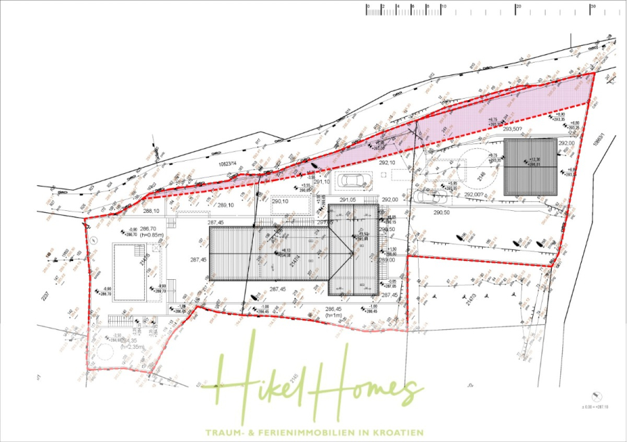 Exklusive 380m² Meerblick & Luxus in absoluter Alleinlage mit Privatspähre + Pool, Sommerküche, … - Lageplan mit mehreren eingezeichneten Bauplätzen, Strukturen und topografischen Linien, mit einer roten Grenze, die das Grundstücksgebiet markiert. "Hikel Homes" und "Traum- & Ferienimmobilien in Kroatien" erscheinen am unteren Rand in grüner Schrift. (44529)