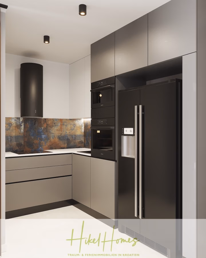 Meerblick 76m² Neubauwohnung mit 2 Schlafzimmer, Balkon und Südausrichtung - Moderne Küche mit eleganten grauen Schränken, einem schwarzen Kühlschrank und Einbaugeräten. Die Küchenrückwand besticht durch ein strukturiertes, abstraktes Muster. Der Raum ist durch eingelassene Deckenleuchten gut beleuchtet. Unten steht der Schriftzug „Hikel Homes“. (41369)