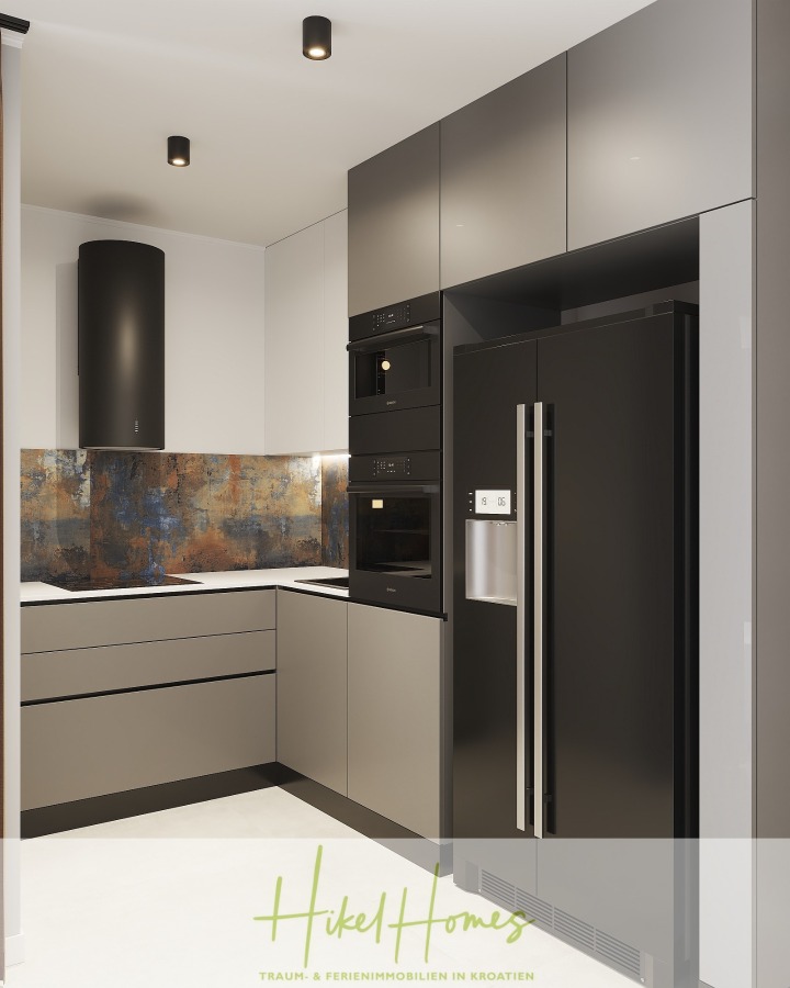 Meerblick 76m² Neubauwohnung mit 2 Schlafzimmer, Balkon und Südausrichtung - Moderne Küche mit eleganten grauen Schränken, einem großen schwarzen Kühlschrank, eingebauten Backöfen, einer schwarzen Dunstabzugshaube und einer braun-blauen Aufkantung mit Struktur. Der Raum ist gut beleuchtet und im minimalistischen Stil gestaltet. (45237)