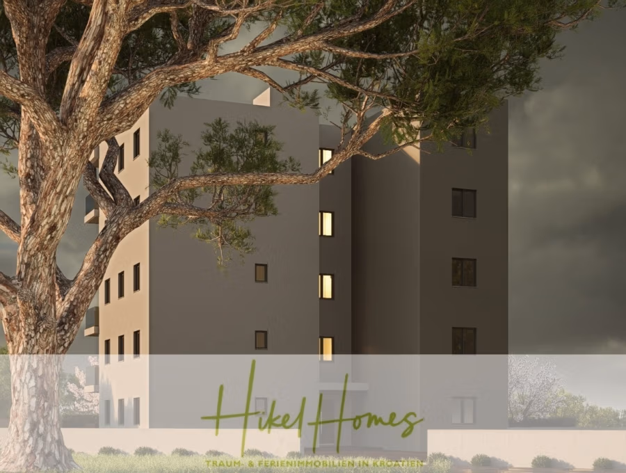 Meerblick 76m² Neubauwohnung mit 2 Schlafzimmer, Balkon und Südausrichtung - Ein modernes, mehrstöckiges beiges Gebäude, umgeben von hohen Bäumen unter bewölktem Himmel. Im Vordergrund ist ein großer Baumstamm zu sehen. Am unteren Bildrand steht der Text „Hikel Homes“ mit einem Slogan über Ferienimmobilien. (41375)