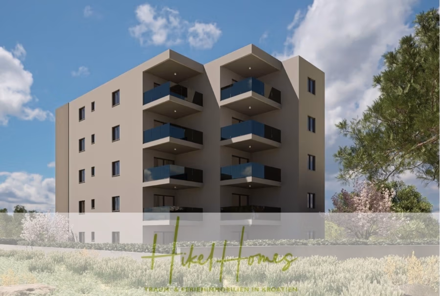 Meerblick 76m² Neubauwohnung mit 2 Schlafzimmer, Balkon und Südausrichtung - Ein modernes, graues, vierstöckiges Wohnhaus mit Balkonen und Glasgeländern vor blauem Himmel. Im Vordergrund sind Bäume und Sträucher zu sehen. Unten ist der Schriftzug „HikeHomes“ eingeblendet. (41379)
