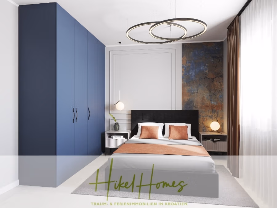 Meerblick 76m² Neubauwohnung mit 2 Schlafzimmer, Balkon und Südausrichtung - Modernes Schlafzimmer mit großem blauen Kleiderschrank, einem Bett mit weißer und brauner Bettwäsche und zwei runden Pendelleuchten. Die Akzentwand ist strukturiert gestaltet. Ein Logo mit der Aufschrift „Hikel Homes“ und einem Text über traumhafte Ferienhäuser in Kroatien. (41372)