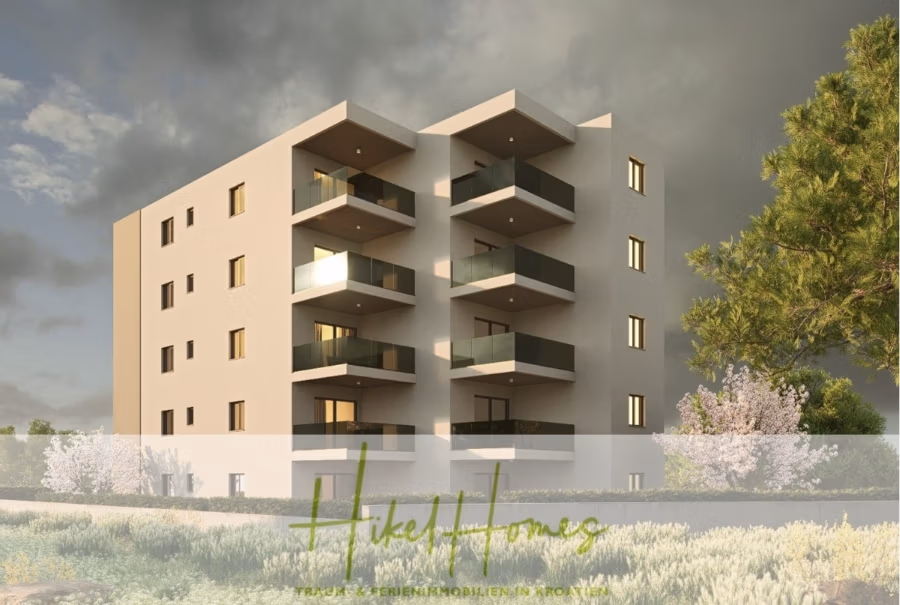 Meerblick 76m² Neubauwohnung mit 2 Schlafzimmer, Balkon und Südausrichtung - Ein modernes, vierstöckiges Apartmentgebäude mit symmetrischen Balkonen liegt inmitten von Grünanlagen und blühenden Bäumen. Die Fassade ist minimalistisch, der Himmel bedeckt. Am unteren Rand des Gebäudes steht der Schriftzug „Hike Homes“. (41377)