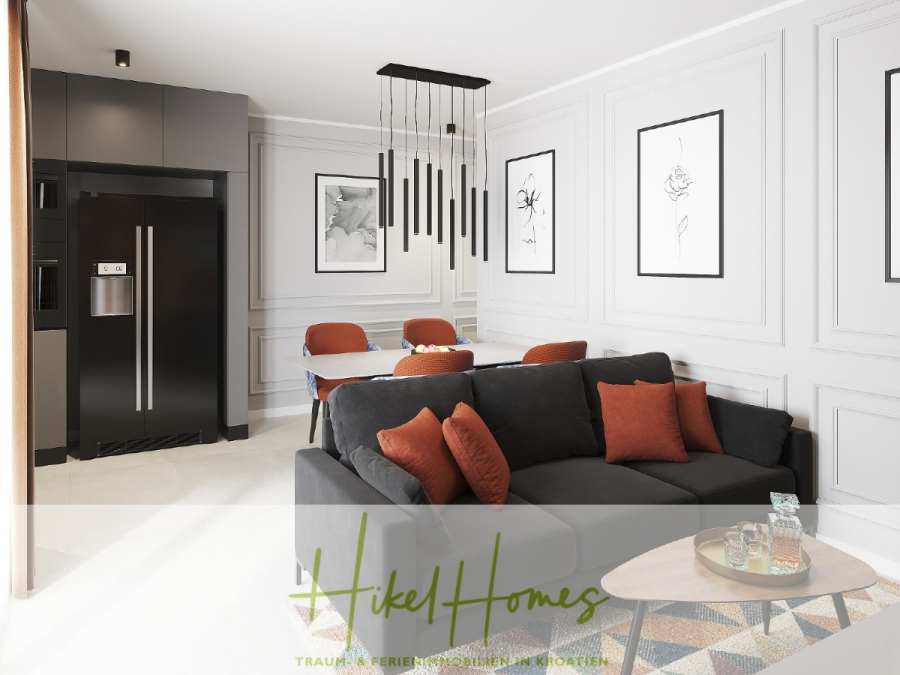 Meerblick 76m² Neubauwohnung mit 2 Schlafzimmer, Balkon und Südausrichtung - Ein moderner Wohn- und Essbereich mit einem schwarzen Sofa, orangefarbenen Kissen, einem Esstisch mit orangefarbenen Stühlen, Wandkunst, einem schwarzen Kühlschrank und einer geometrischen schwarzen Pendelleuchte. Das Logo "Hikel Homes" befindet sich am unteren Rand. (45233)