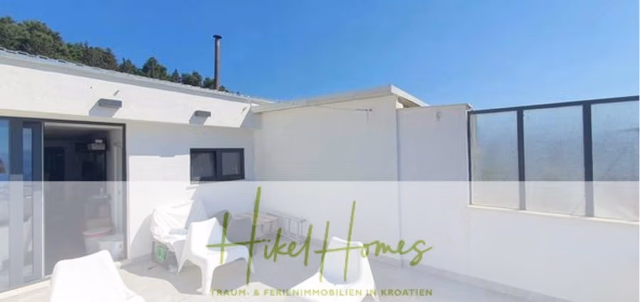 Charmantes 1-Zimmer-Appartement mit Meerblick im Herzen von Split mit Dachterrasse - Dachterrasse mit weißen Stühlen und einem kleinen Tisch unter strahlend blauem Himmel. Das Geländer besteht teilweise aus Milchglas. Eine Tür führt in ein weißes Gebäude. Grüner Text lautet „Hikel Homes“ mit zusätzlichem Text darunter. (42232)