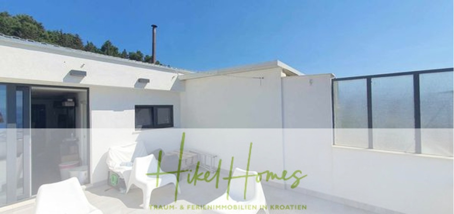 Charmantes 1-Zimmer-Appartement mit Meerblick im Herzen von Split mit Dachterrasse - Eine helle Außenterrasse mit weißen Wänden und Plastikstühlen, teilweise im Schatten unter einem klaren blauen Himmel. Eine Glasschiebetür und Milchglasscheiben sind sichtbar. Der Text "Hikel Homes" ist unten eingeblendet. (45418)