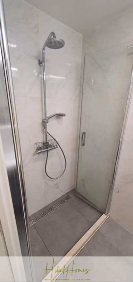Charmantes 1-Zimmer-Appartement mit Meerblick im Herzen von Split mit Dachterrasse - Eine moderne Duschkabine mit Glastüren und einem metallischen Duschkopf an einer Marmorwand. Der Boden besteht aus großen grauen Fliesen, und die Dusche besticht durch ihr schlichtes, minimalistisches Design. (42227)