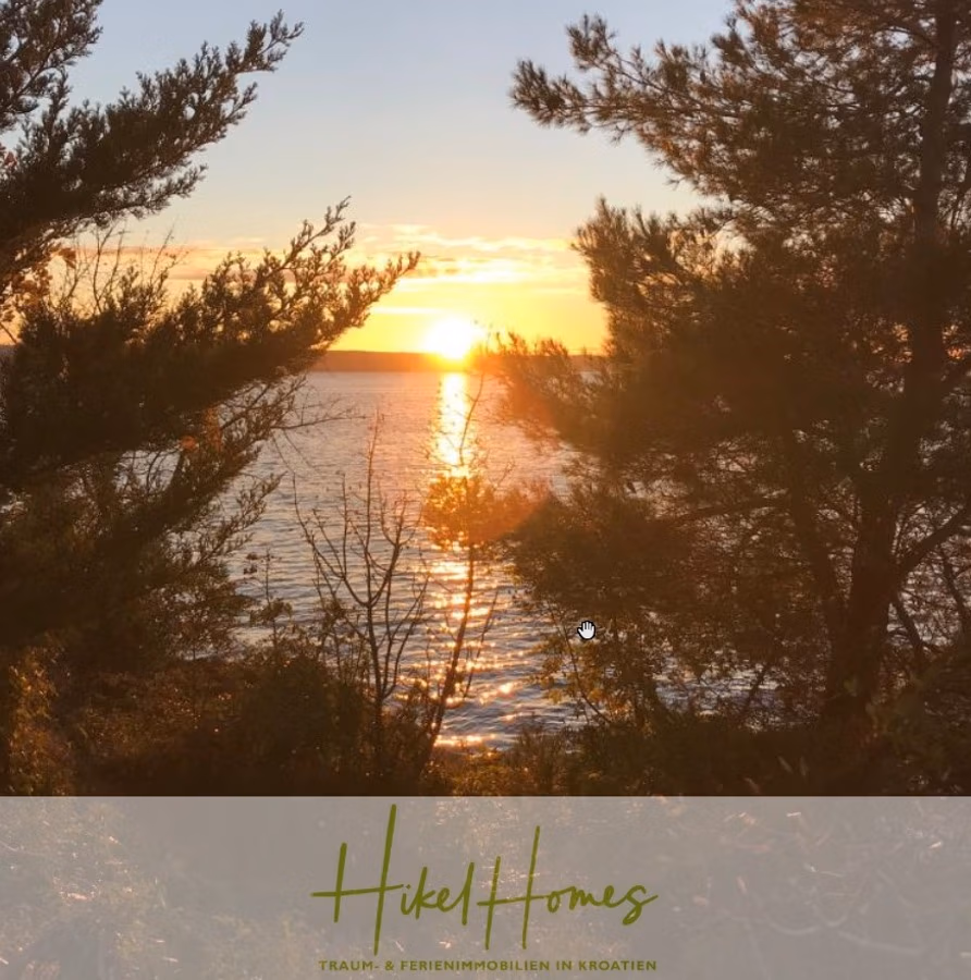 1160m² in erste Reihe zum Meer / Ideal zur Bebauung mit 2 Villen in erster und zweiter Reihe - Sonnenuntergang über dem ruhigen Meer, eingerahmt von Baumsilhouetten. Die goldene Sonne spiegelt sich im Wasser und erzeugt einen warmen Schein. Unten ist das Hikel Homes-Logo mit dem Text „TRAUM- & FERIENIMMOBILIEN IN KROATIEN“ zu sehen. (42374)
