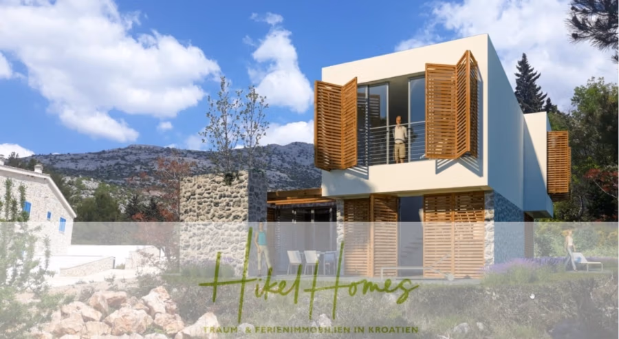 1160m² in erste Reihe zum Meer / Ideal zur Bebauung mit 2 Villen in erster und zweiter Reihe - Modernes zweistöckiges Haus mit Holzläden und Steinakzenten vor üppigem Grün und Bergen unter strahlend blauem Himmel. Eine Person steht auf dem Balkon. Gras und Bäume zieren den Vordergrund. Die Textüberlagerung lautet „Hikel Homes“. (42370)