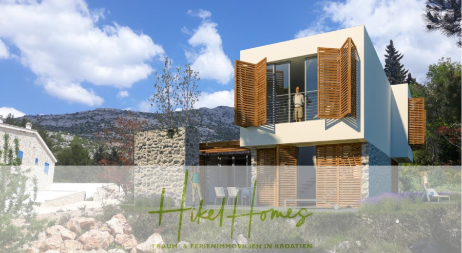 1160m² in erste Reihe zum Meer / Ideal zur Bebauung mit 2 Villen in erster und zweiter Reihe - Modernes zweistöckiges Haus mit hölzernen Fensterläden, Steinelementen und Glastüren in einer malerischen Berglandschaft in Kroatien. Eine Person steht auf dem oberen Balkon. Der überlagerte Text lautet: "Hikel Homes - Traum- & Ferienimmobilien in Kroatien. (45994)