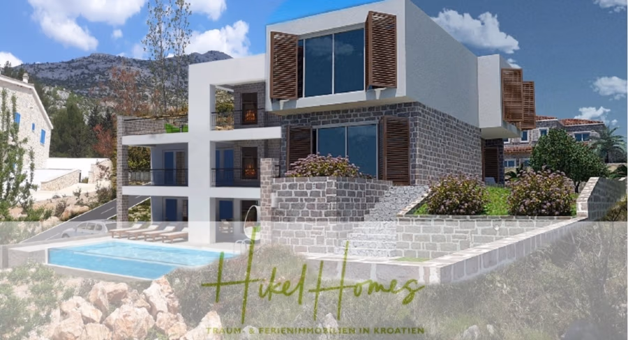 1160m² in erste Reihe zum Meer / Ideal zur Bebauung mit 2 Villen in erster und zweiter Reihe - Ein modernes Haus aus Stein und weißem Stuck mit großen Fenstern und hölzernen Fensterläden, gelegen an einem Hang. Es verfügt über mehrere Balkone, einen Pool und einen angelegten Garten. Im Hintergrund sind Berge und strahlend blauer Himmel zu sehen. (42371)