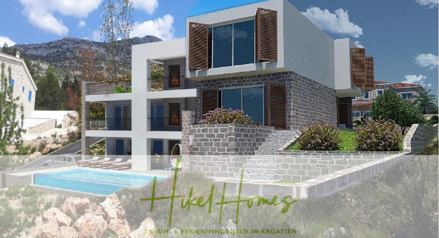 1160m² in erste Reihe zum Meer / Ideal zur Bebauung mit 2 Villen in erster und zweiter Reihe - Eine moderne, dreistöckige Villa mit weißem und steinernem Äußeren, hölzernen Fensterläden, einer großen Terrasse, einem Swimmingpool und Bergblick. Der Text "Hikel Homes - Traum & Ferienimmobilien in Kroatien" ist am unteren Rand eingeblendet. (45996)