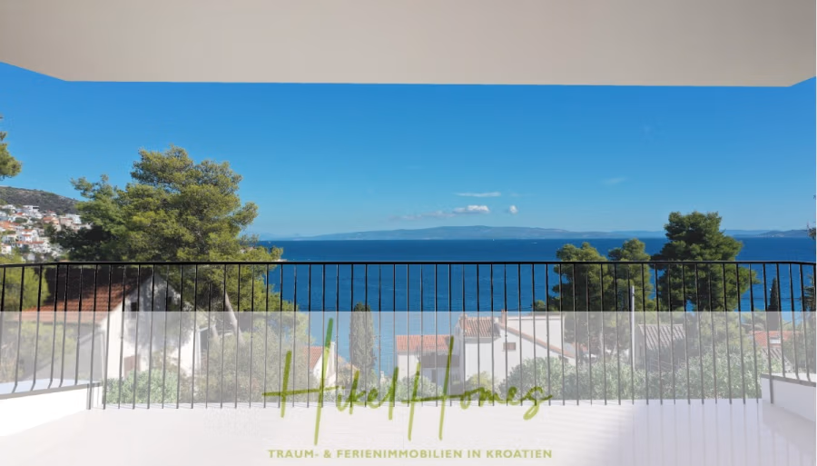 Luxus Meerblick 77m² Ensemble mit 2 Schlafzimmern, Terrasse und Südausrichtung – Einziehen 2025! - Blick von einem überdachten Balkon mit Geländer auf Dächer, Pinien und das blaue Meer mit fernen Inseln unter klarem Himmel. Text unten: Hideout Homes, Traum- & Ferienimmobilien in Kroatien. (43790)