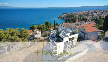 Eine moderne weiße Villa mit Dachterrasse bietet Blick auf das blaue Meer und ein Küstendorf mit rot gedeckten Häusern, umgeben von Bäumen und Hügeln in Kroatien. Unten ist der Schriftzug „Hikel Homes“ zu sehen. - Luxus Meerblick 77m² Ensemble mit 2 Schlafzimmern, Terrasse und Südausrichtung – Einziehen 2025!