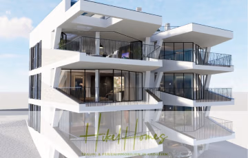 Modernes weißes mehrstöckiges Gebäude mit großen Glasfenstern, abgewinkelten Balkonen und schwarzem Geländer unter klarem Himmel. Das Logo unten lautet „Hike Homes – Traum- und Ferienimmobilien in Kroatien.“. - Luxus Meerblick 77m² Ensemble mit 2 Schlafzimmern, Terrasse und Südausrichtung – Einziehen 2025!