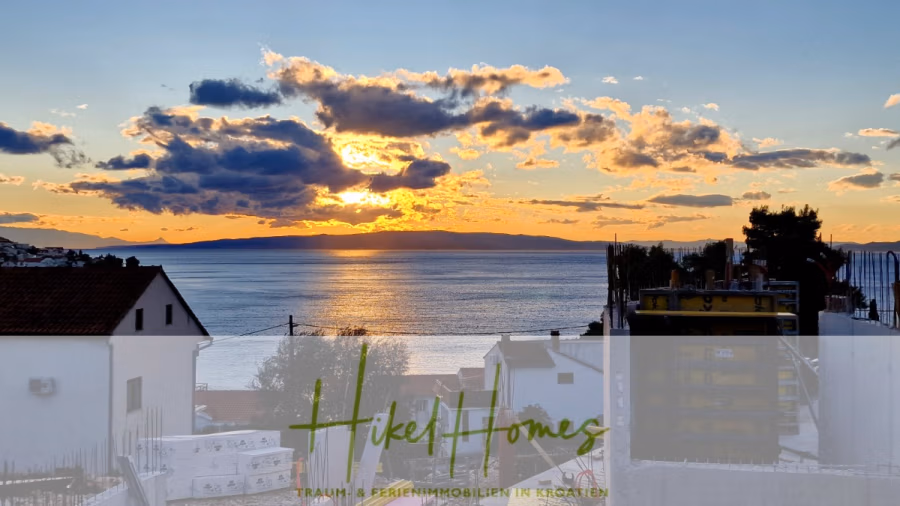 Luxus Meerblick 77m² Ensemble mit 2 Schlafzimmern, Terrasse und Südausrichtung – Einziehen 2025! - Ein wunderschöner Sonnenuntergang über dem Meer mit Wolken am Himmel, gesehen von einer Küstenregion mit weißen Häusern und Baumaterialien im Vordergrund. Das Logo „Hikel Homes“ ist unten eingeblendet. (43801)