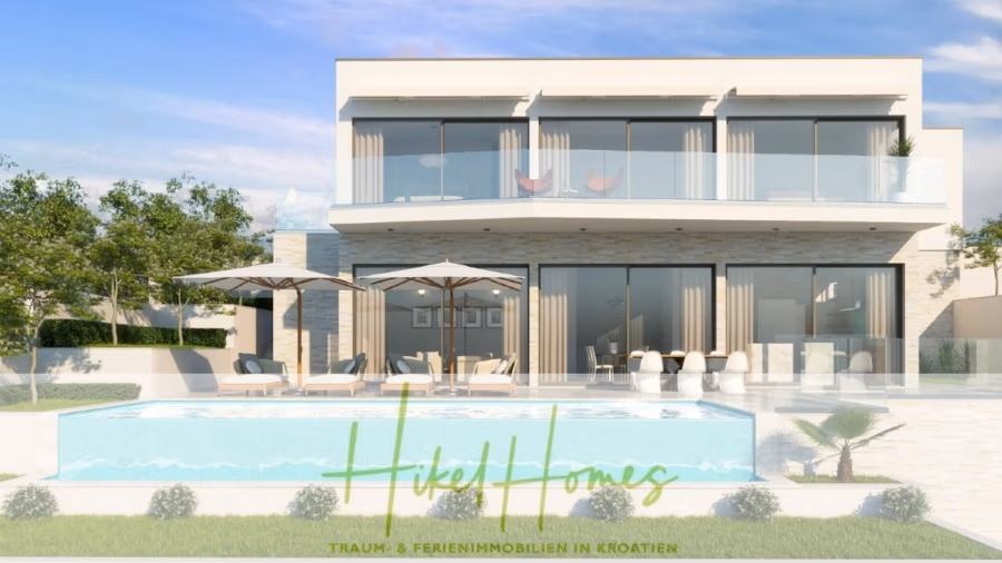 Villa Catherine – 246m² Meerblick Katzensprung zum Strand / Schlüsselfertig / Infinity-Pool. - Moderne zweistöckige weiße Villa mit großen Fenstern und einem geräumigen Balkon. Davor befindet sich ein Infinity-Pool, umgeben von Liegestühlen und Sonnenschirmen. Die Szene spielt an einem sonnigen Tag mit viel Grün. Logo und Text-Overlay am unteren Rand. (41570)