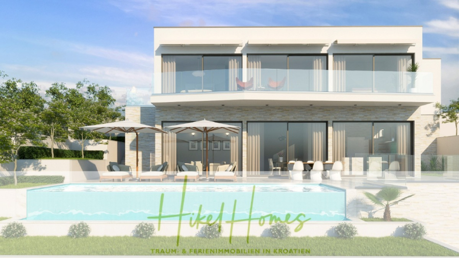 Villa Catherine – 246m² Meerblick Katzensprung zum Strand / Schlüsselfertig / Infinity-Pool. - Eine moderne zweistöckige Villa mit großen Glasfenstern, Balkonen und einem Pool im Vordergrund. Der Außenbereich ist mit Liegestühlen, Sonnenschirmen und Grünpflanzen ausgestattet. Der Schriftzug "Hikel Homes" ist am unteren Rand angebracht. (46753)