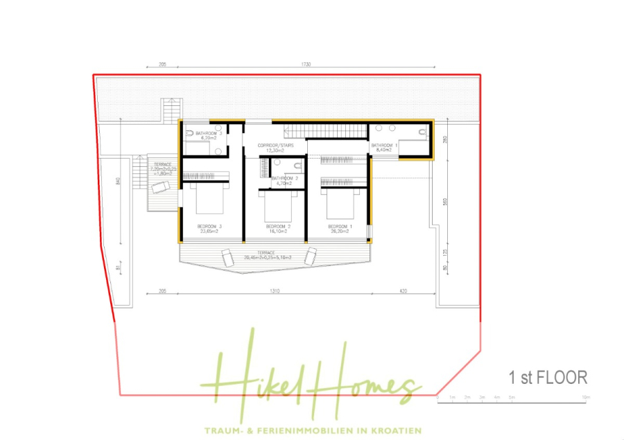 Villa Catherine – 246m² Meerblick Katzensprung zum Strand / Schlüsselfertig / Infinity-Pool. - Architektonischer Grundriss für die erste Etage eines Hauses mit drei Schlafzimmern, jeweils mit eigenem Bad, einem Flur und einem Balkon; außerdem sind eine Treppe und Außenbegrenzungslinien eingezeichnet. (46760)