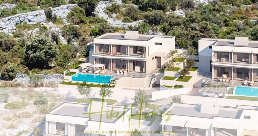 Villa Catherine – 246m² Meerblick Katzensprung zum Strand / Schlüsselfertig / Infinity-Pool. - Luftaufnahme moderner Villen am Hang mit privaten Pools und Balkonen, umgeben von Grün und felsigem Gelände. Die Villen verfügen über große Fenster und Sitzbereiche im Freien. Der Text unten lautet: „Hike Homes – Traum- & Ferienimmobilien in Kroatien“. (41573)