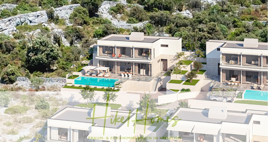 Villa Catherine – 246m² Meerblick Katzensprung zum Strand / Schlüsselfertig / Infinity-Pool. - Luftaufnahme von modernen Villen mit Pools, umgeben von Grün und felsigen Hügeln. Die Häuser haben Balkone und Liegestühle an den Pools. Der Text "Hike Homes" ist am unteren Rand eingeblendet. (46754)
