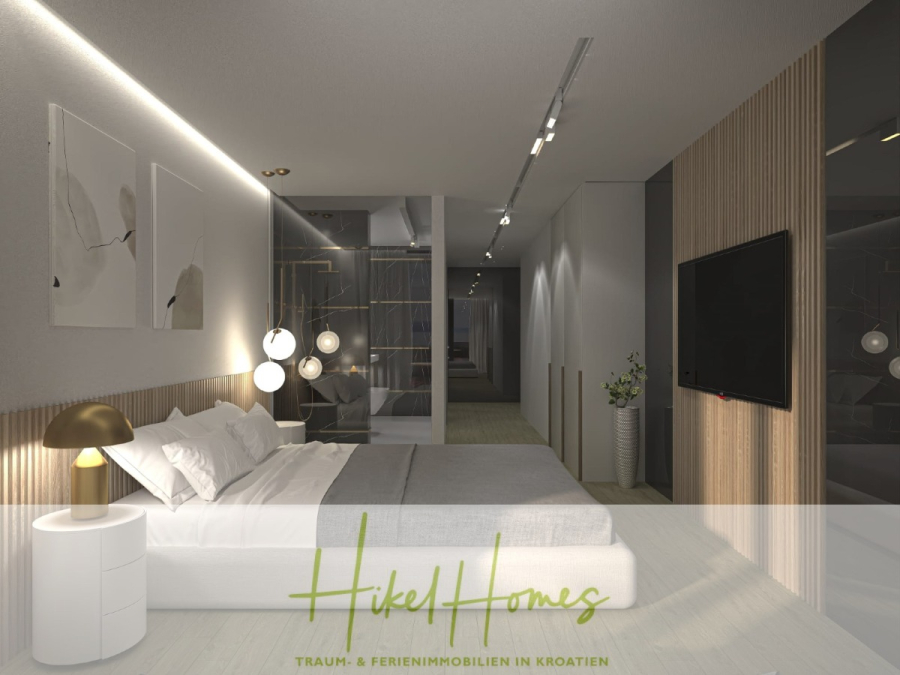 Neubau Meerblick 270m vom Meer entfernt – Hochwertigen Ausstattung – Fertigstellung Ende 2025 - Ein modernes, minimalistisches Schlafzimmer mit einem großen Bett, weißer Bettwäsche, einem runden Nachttisch mit einer goldenen Lampe, Wandkunst, Hängelampen, einem an der Wand montierten Fernseher und Akzenten aus Holzpaneelen. Der Text lautet: "Hikel Homes TRAUM- & FERIENIMMOBILIEN IN KROATIEN. (46235)