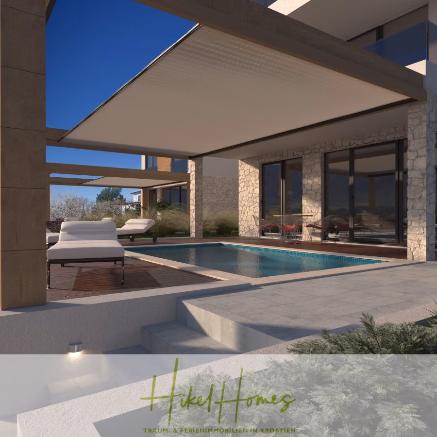 Neubau Meerblick 270m vom Meer entfernt – Hochwertigen Ausstattung – Fertigstellung Ende 2025 - Moderne Villa mit Steinfassade, kleinem Pool und Sonnenliegen auf einer Holzterrasse. Große Fenster und großzügige Schattenspender sorgen für eine Mischung aus Luxus und Komfort. Im Vordergrund sind Büsche zu sehen. (42593)