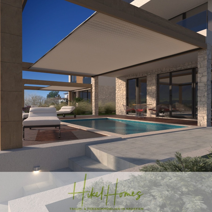 Neubau Meerblick 270m vom Meer entfernt – Hochwertigen Ausstattung – Fertigstellung Ende 2025 - Eine moderne Villa mit Steinmauern, großen Glastüren, einem kleinen Pool und Sonnenliegen auf einer Holzterrasse, die von Pergolen beschattet wird, unter einem klaren blauen Himmel. Der Text "Hikel Homes" erscheint am unteren Rand. (46225)