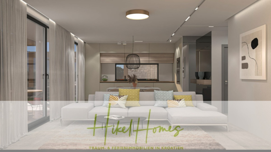 Neubau Meerblick 270m vom Meer entfernt – Hochwertigen Ausstattung – Fertigstellung Ende 2025 - Modernes Wohnzimmer mit einem weißen Sektionssofa, neutralem Dekor und großen Fenstern. Helles Holz und minimalistische Wände schaffen ein luftiges Gefühl. Der Text "Hikel Homes" und ein deutscher Slogan erscheinen am unteren Rand. (46232)