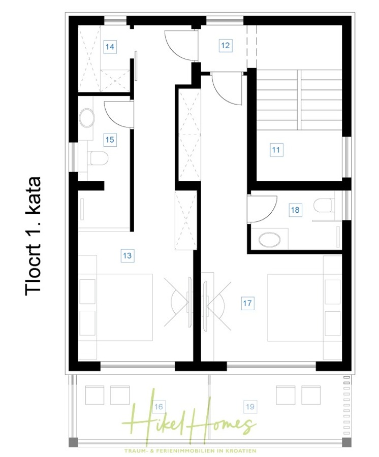 Neubau Meerblick 270m vom Meer entfernt – Hochwertigen Ausstattung – Fertigstellung Ende 2025 - Grundriss des ersten Stocks eines Hauses mit beschrifteten Räumen, darunter zwei Schlafzimmer, zwei Badezimmer, ein Treppenhaus und Flure. Das Bild zeigt schwarze Linien für die Wände und den Schriftzug "Hikel Homes" am unteren Rand. (46251)