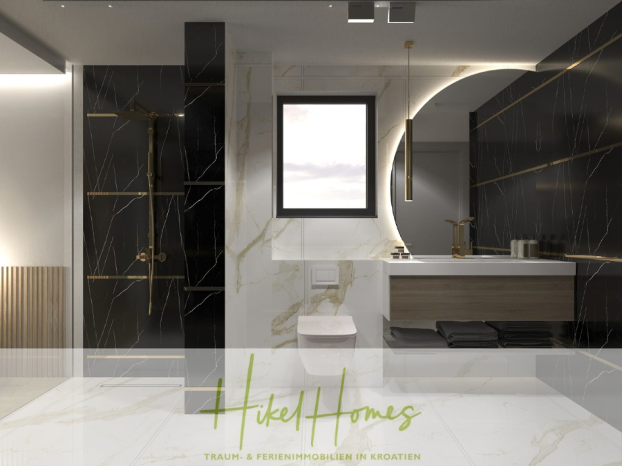 Neubau Meerblick 270m vom Meer entfernt – Hochwertigen Ausstattung – Fertigstellung Ende 2025 - Modernes Badezimmer mit schwarzen und weißen Marmorwänden, einer Dusche mit goldenen Armaturen, einer schwimmenden Toilette, einem großen Spiegel über dem Waschbecken, ordentlich gefalteten Handtüchern und einem großen Fenster. Das Logo von "Hikel Homes" ist am unteren Rand eingeblendet. (46233)