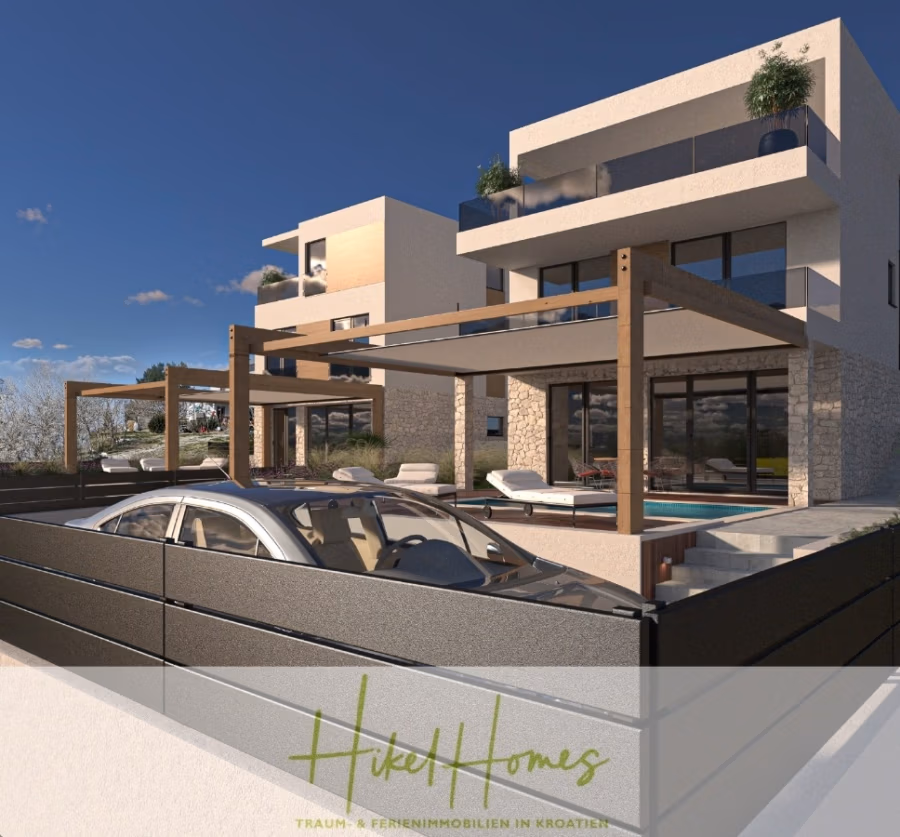 Neubau Meerblick 270m vom Meer entfernt – Hochwertigen Ausstattung – Fertigstellung Ende 2025 - Modernes zweistöckiges Haus mit großen Fenstern und Balkonen sowie Holzpergolen mit Blick auf den Swimmingpool. Ein Auto parkt in der Einfahrt. Im Hintergrund strahlend blauer Himmel. Unten ist „Hikel Homes“ zu sehen. (42592)