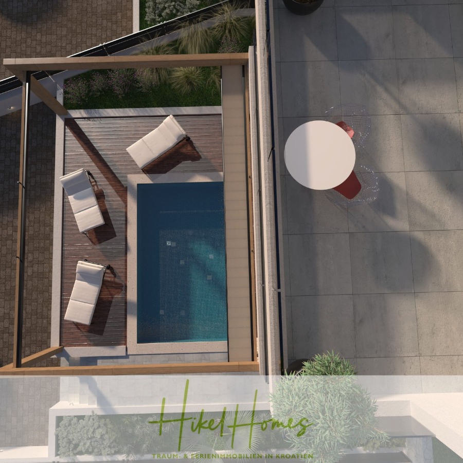 Neubau Meerblick 270m vom Meer entfernt – Hochwertigen Ausstattung – Fertigstellung Ende 2025 - Luftaufnahme einer modernen Terrasse mit einem kleinen rechteckigen Pool, drei Liegestühlen auf einem Holzdeck und einem runden weißen Tisch mit zwei roten Stühlen auf einer grau gefliesten Fläche. Grünpflanzen umrahmen die Szene. (46227)