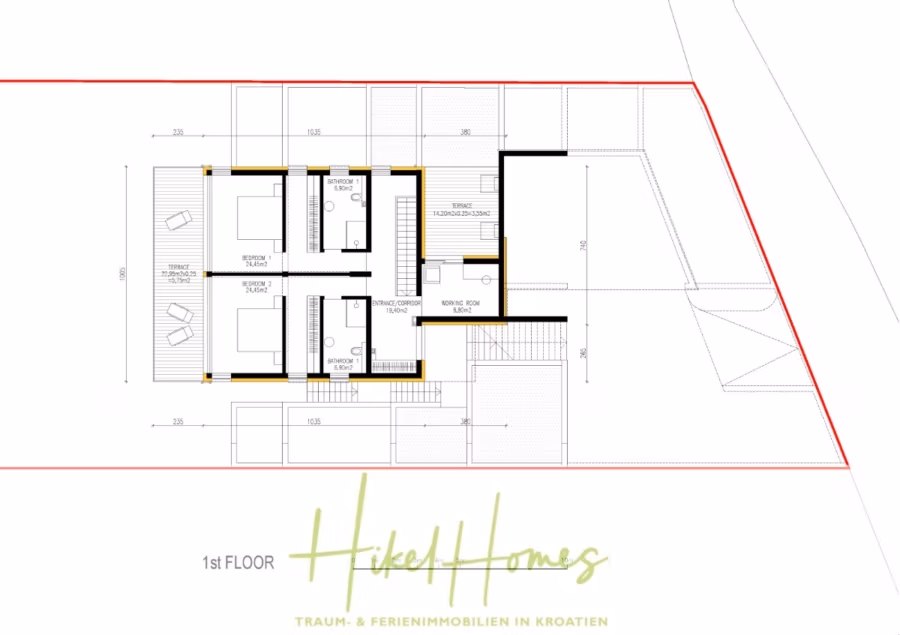 Luxus Villa Sunce / gegenüber Marina Frapa / Meerblick + direkter Meerzugang, Pool, mit 391m² WFL - Grundriss eines Hauses mit der Bezeichnung „1. Stock“ von Hikel Homes. Es umfasst Räume wie Küche, Essbereich und zwei Schlafzimmer. Maße und Möbelanordnung sind angegeben. Unten steht „TRAUM- & FERIENIMMOBILIEN IN KROATIEN“. (42046)