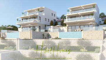 Moderne weiße Villen mit großen Balkonen und Glasgeländern, umgeben von Steinmauern und angelegten Gärten, unter einem klaren blauen Himmel. Der Text "Hey! Homes" und ein deutscher Slogan erscheinen am unteren Rand. - Luxus Villa Sunce / gegenüber Marina Frapa / Meerblick + direkter Meerzugang, Pool, mit 391m² WFL